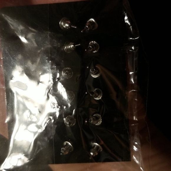 5/$25🌴Fashion Jewelry 6 Pairs Faux Pearl with Silver Colored Hardware Earrings - Picture 3 of 3